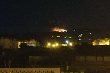 Incendio en la cumbre de Telde, visible desde la parte baja del municipio (FOTO TA, Efe, Francisco Javier Santana y Jesús Ruiz Mesa)